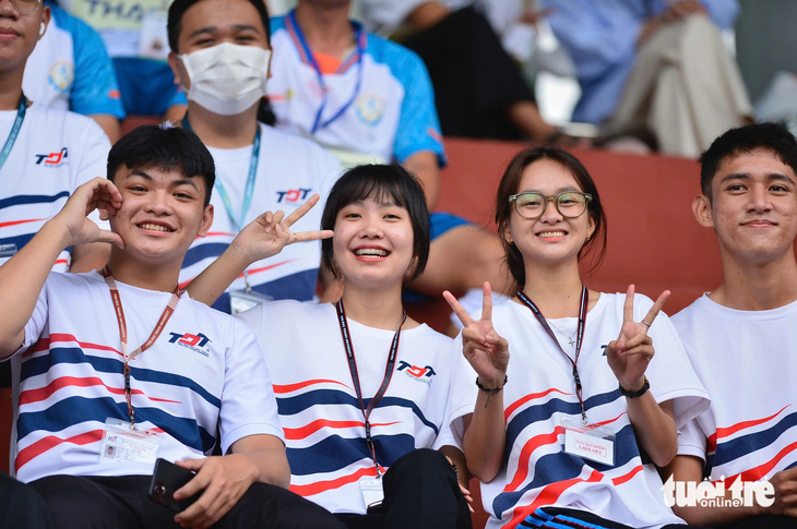 Sắc màu bóng đá công nhân, viên chức trên khán đài  - Ảnh 8.