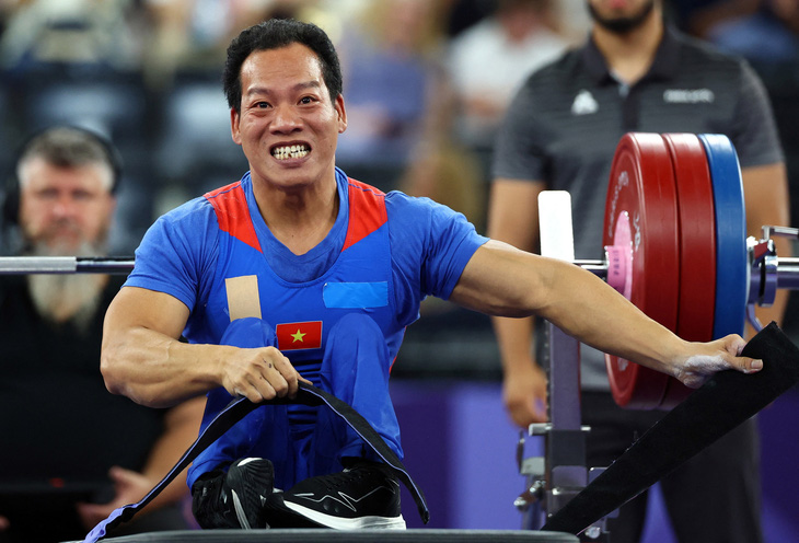 Lực sĩ Lê Văn Công được thưởng nóng sau tấm HCĐ Paralympic 2024 - Ảnh 2.